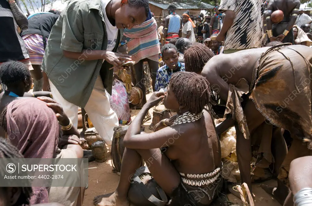 Hamar tribespeople attending market in the Hamar village of Dimeka. Omo Delta, Ethiopia, Africa