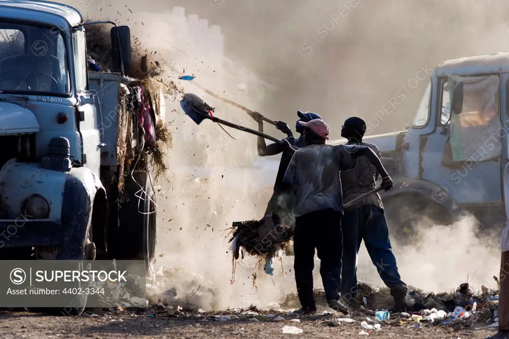 Men clearing rubbish in Ségou, Mali