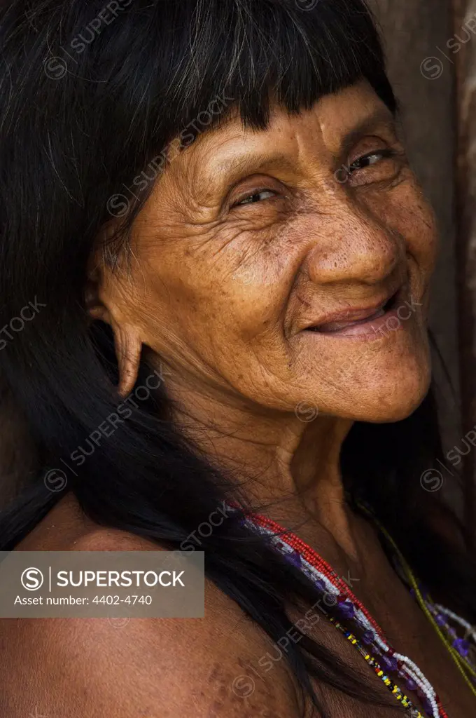 Huaorani Indian woman, Bameno Community, Yasuni National Park, Amazon rainforest, Ecuador, South America.