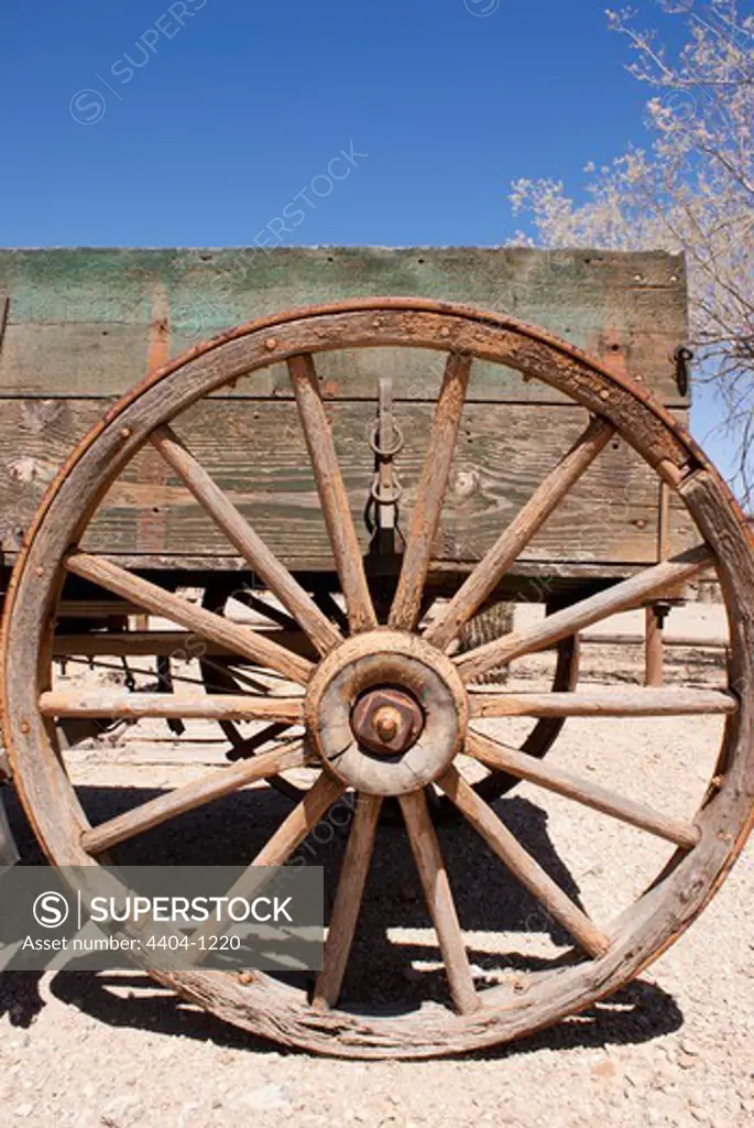 USA, Arizona, Tucson, Rusty wagon wheel