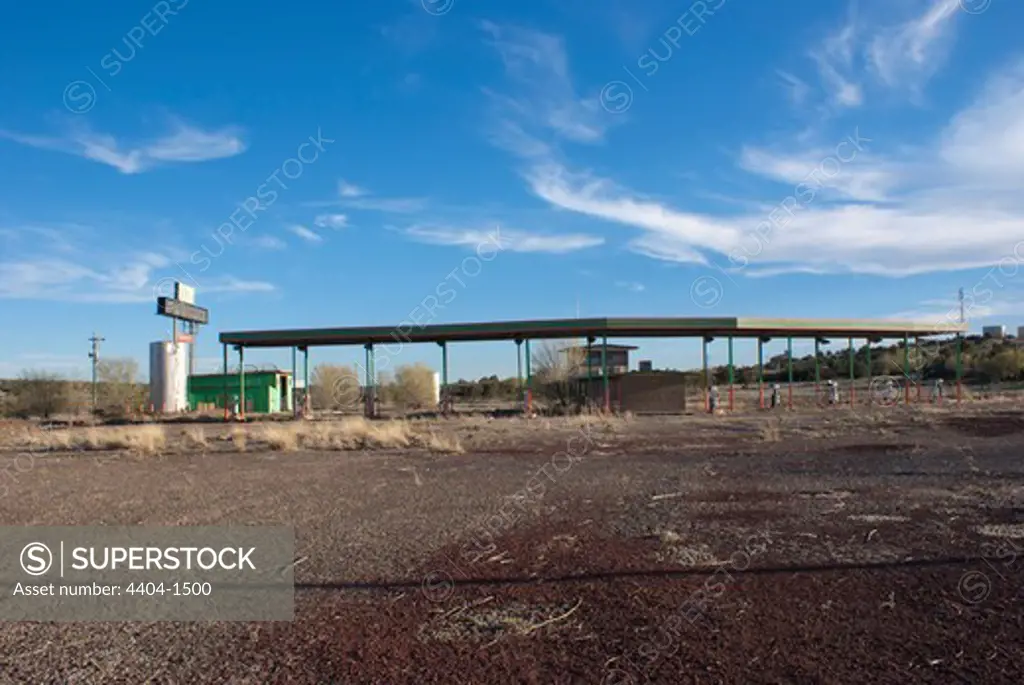 USA, Arizona, Abandoned gas station near Seligman