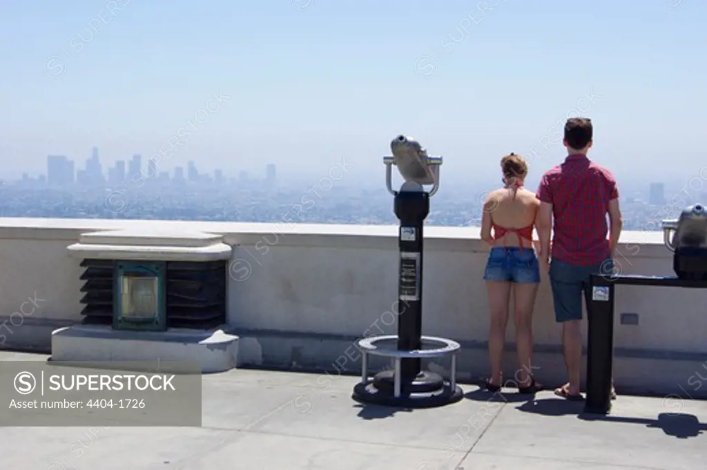 USA, California, Los Angeles, Griffith Observatory, Young couple looking at city