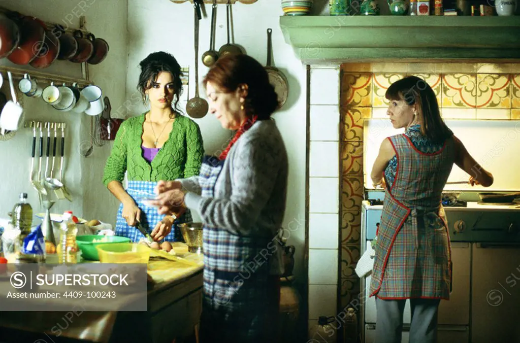 PENELOPE CRUZ, CARMEN MAURA and LOLA DUEÑAS in VOLVER (2006), directed by PEDRO ALMODOVAR.