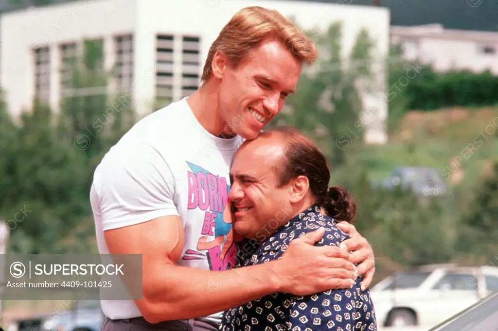 DANNY DEVITO and ARNOLD SCHWARZENEGGER in TWINS (1988), directed by IVAN REITMAN.
