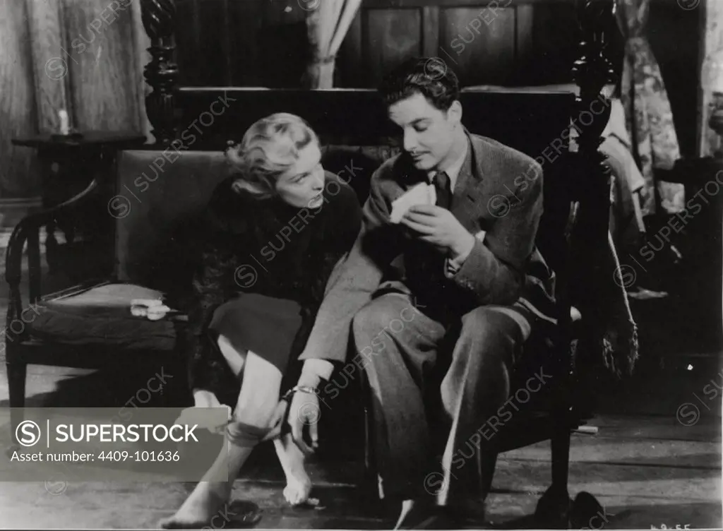 PETER DONAT and MADELEINE CARROLL in THE 39 STEPS (1935), directed by ALFRED HITCHCOCK.