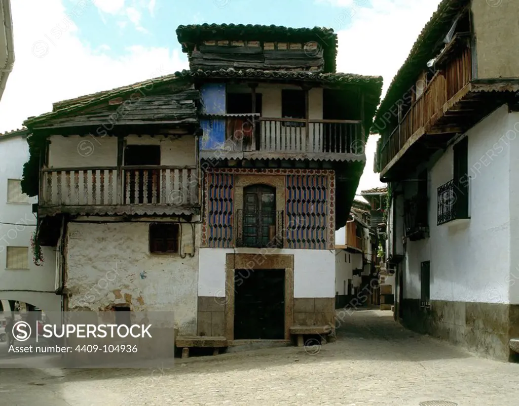 CASAS TIPICAS CON BALCONES DE MADERA. Location: EXTERIOR. VILLANUEVA DE LA VERA. CACERES. SPAIN.