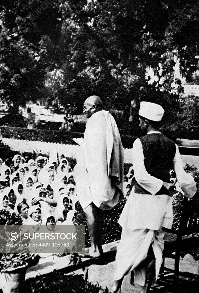 GANDHI ANTE UN GRUPO DE SEGUIDORES TRAS EL ANUNCIO DE LA TREGUA ENTRE INGLATERRA Y LOS NACIONALISTAS INDIOS, 1931. Gandhi. Mahatma Gandhi.