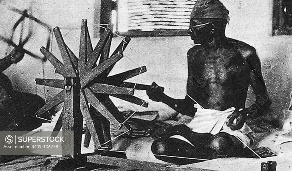 GANDHI HILANDO, COMO SIMBOLO DE LA LUCHA POR LA INDEPENDENCIA ECONOMICA DE LA INDIA, LA NO VIOLENCIA COMO UNA VIA POLITICA DE ACCION, 1939. Gandhi. Mahatma Gandhi.