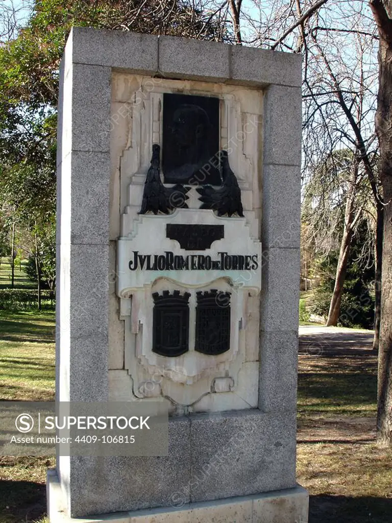 MONUMENTO CONMEMORATIVO AL PINTOR JULIO ROMERO DE TORRES EN LOS ALREDEDORES DE LA ROSALEDA. Location: RETIRO. MADRID. SPAIN.
