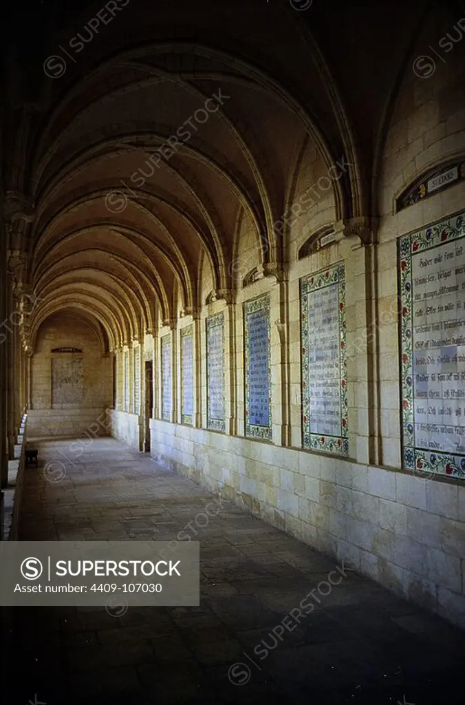 CLAUSTRO CON PANELES DE AZULEJOS INSCRITOS CON EL PADRENUESTRO EN MAS DE SESENTA LENGUAS. Location: IGLESIA DEL PATER NOSTER. JERUSALEM. ISRAEL.