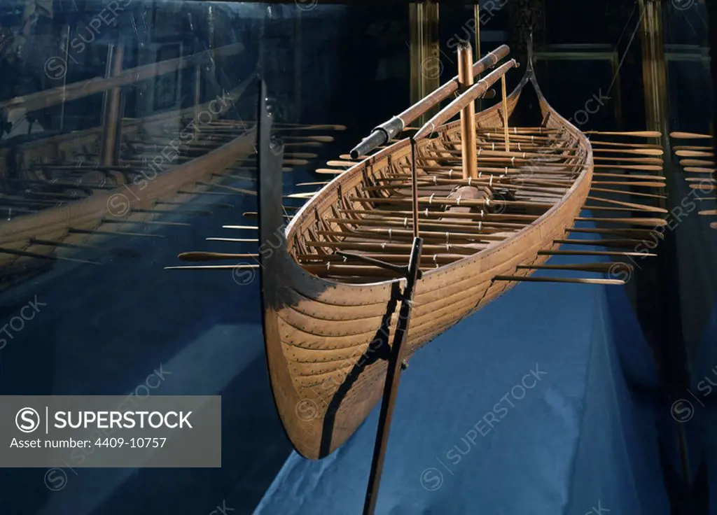 Model of drakkar with paddles. Wood. Madrid, naval museum. Location: MUSEO NAVAL / MINISTERIO DE MARINA. MADRID. SPAIN.