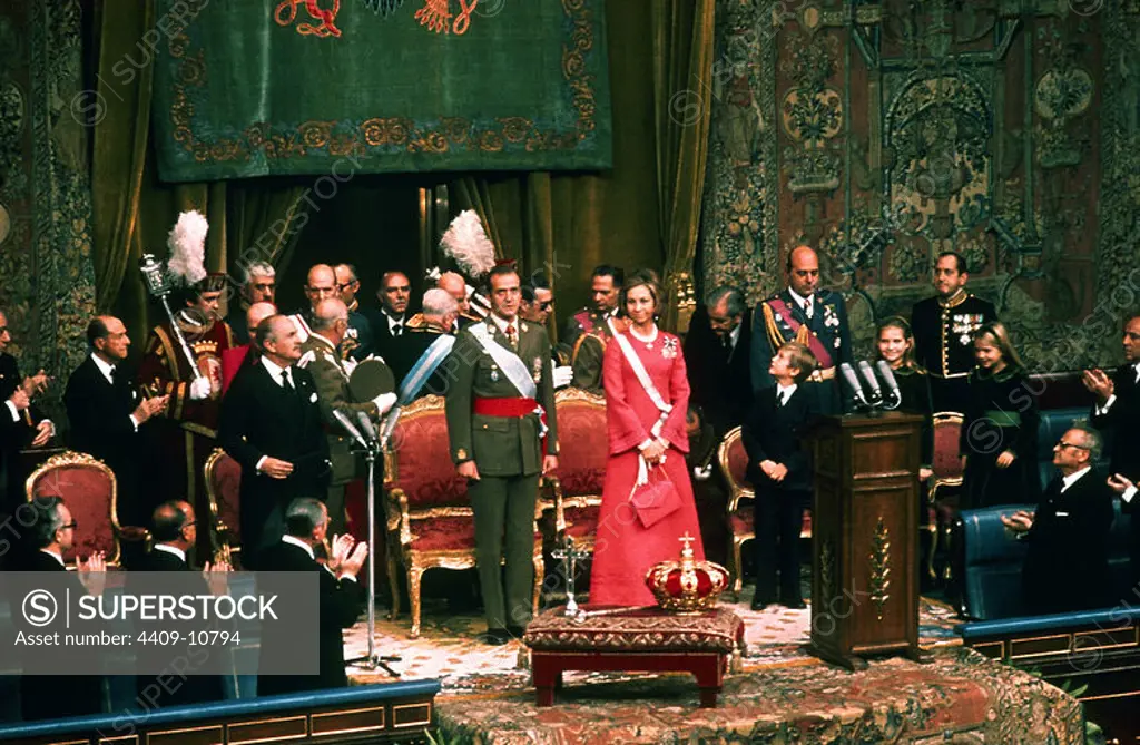Juan Carlos taking oath. November, 22 1975. Madrid, Congress of Deputies. Location: CONGRESO DE LOS DIPUTADOS-INTERIOR. MADRID.