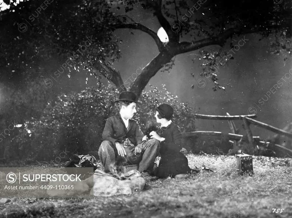 CHARLIE CHAPLIN and MERNA KENNEDY in THE CIRCUS (1928), directed by CHARLIE CHAPLIN.