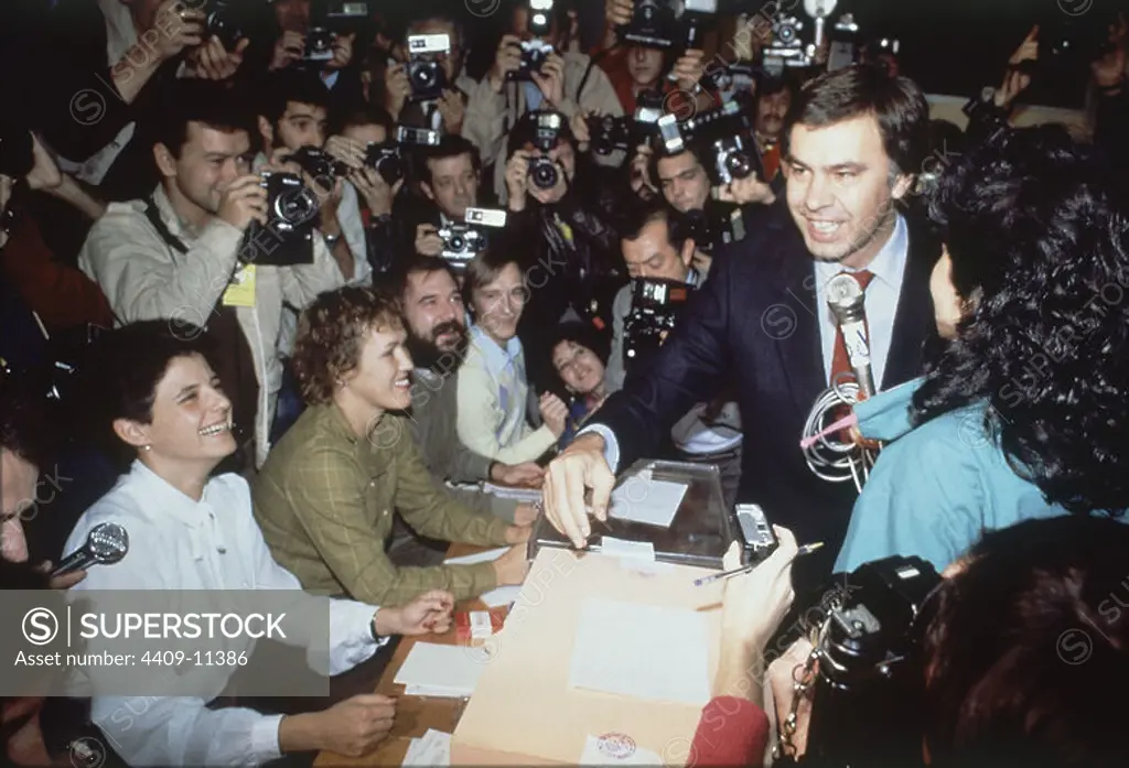 FELIPE GONZALEZ VOTANDO EN LAS ELECCIONES DE 1982.
