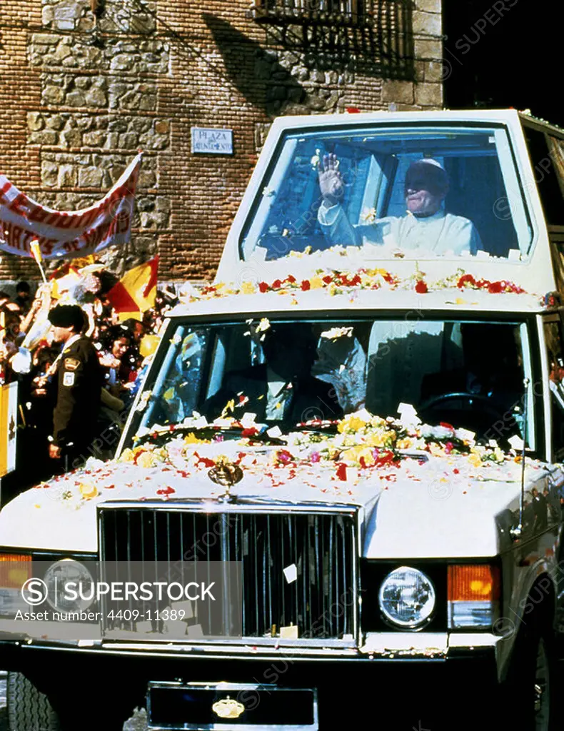Jean Paul II dans une voiture blindé en visite en Espagne. Pope John Paul II.