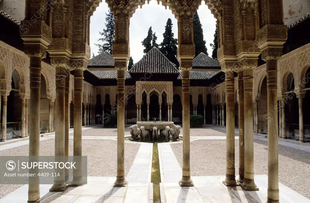 SPAIN - Granada (district) - ANDALUSIA - GRANADA. La Alhambra palace; "Lions" court (Patio de los Leones)