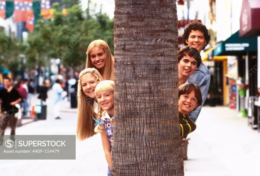 CHRISTINE TAYLOR, CHRISTOPHER DANIEL BARNES, JENNIFER ELISE COX, PAUL SUTERA, OLIVIA HACK and JESSE LEE in THE BRADY BUNCH (1995), directed by BETTY THOMAS.