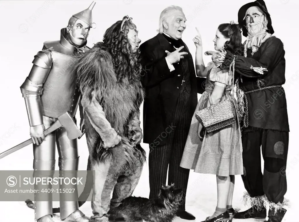 FRANK MORGAN, BERT LAHR, JACK HALEY, JUDY GARLAND and RAY BOLGER in THE WIZARD OF OZ (1939), directed by VICTOR FLEMING.