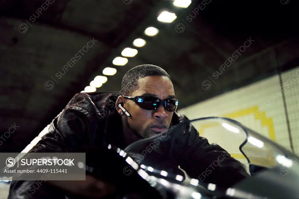 WILL SMITH in I, ROBOT (2004), directed by ALEX PROYAS.