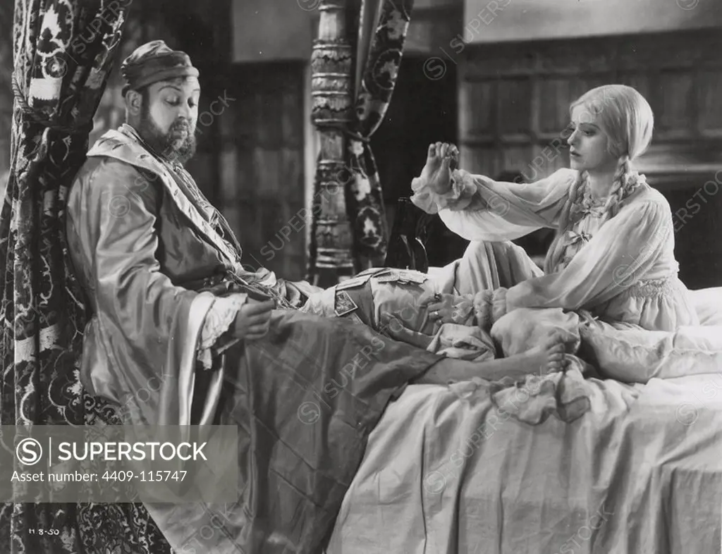 ELSA LANCHESTER and CHARLES LAUGHTON in THE PRIVATE LIFE OF HENRY VIII (1933), directed by ALEXANDER KORDA.