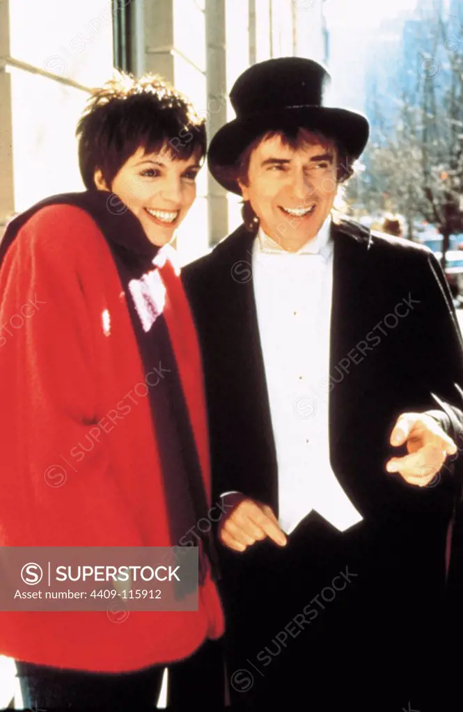 DUDLEY MOORE and LIZA MINNELLI in ARTHUR 2: ON THE ROCKS (1988).
