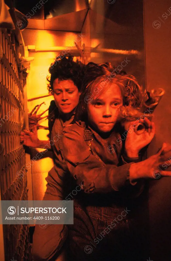 SIGOURNEY WEAVER and CARRIE HENN in ALIENS (1986), directed by JAMES CAMERON.