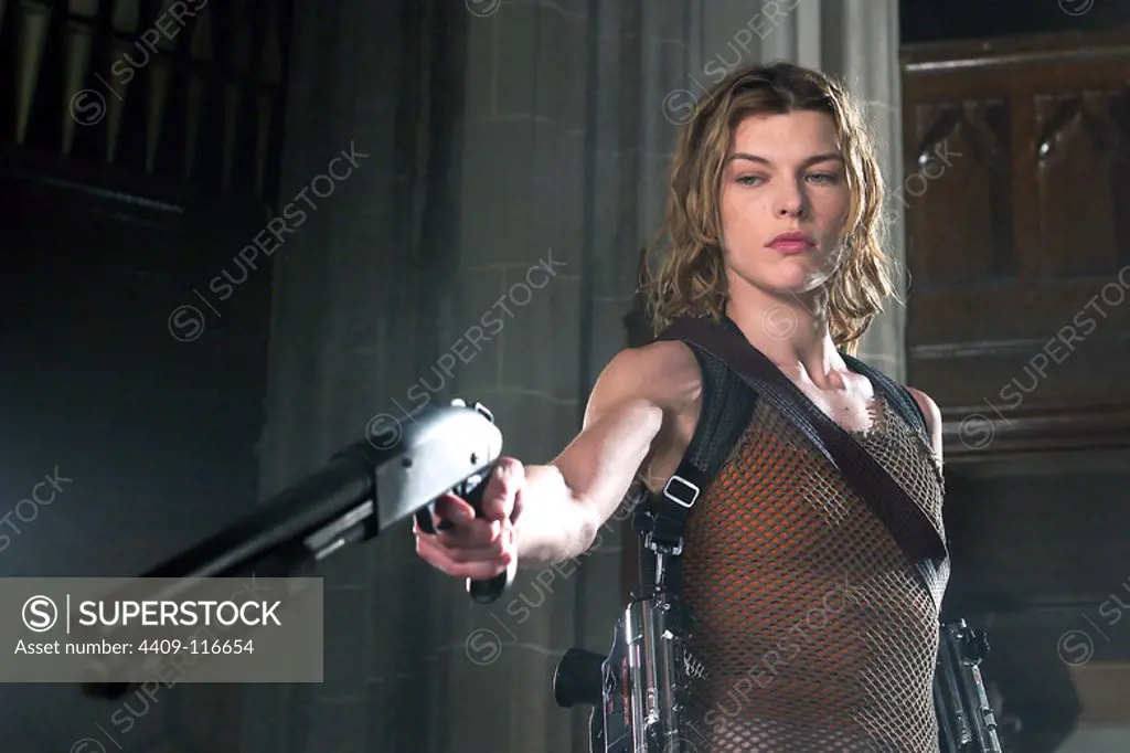 MILLA JOVOVICH in RESIDENT EVIL: APOCALYPSE (2004), directed by ALEXANDER WITT. Copyright: Editorial use only. No merchandising or book covers. This is a publicly distributed handout. Access rights only, no license of copyright provided. Only to be reproduced in conjunction with promotion of this film.