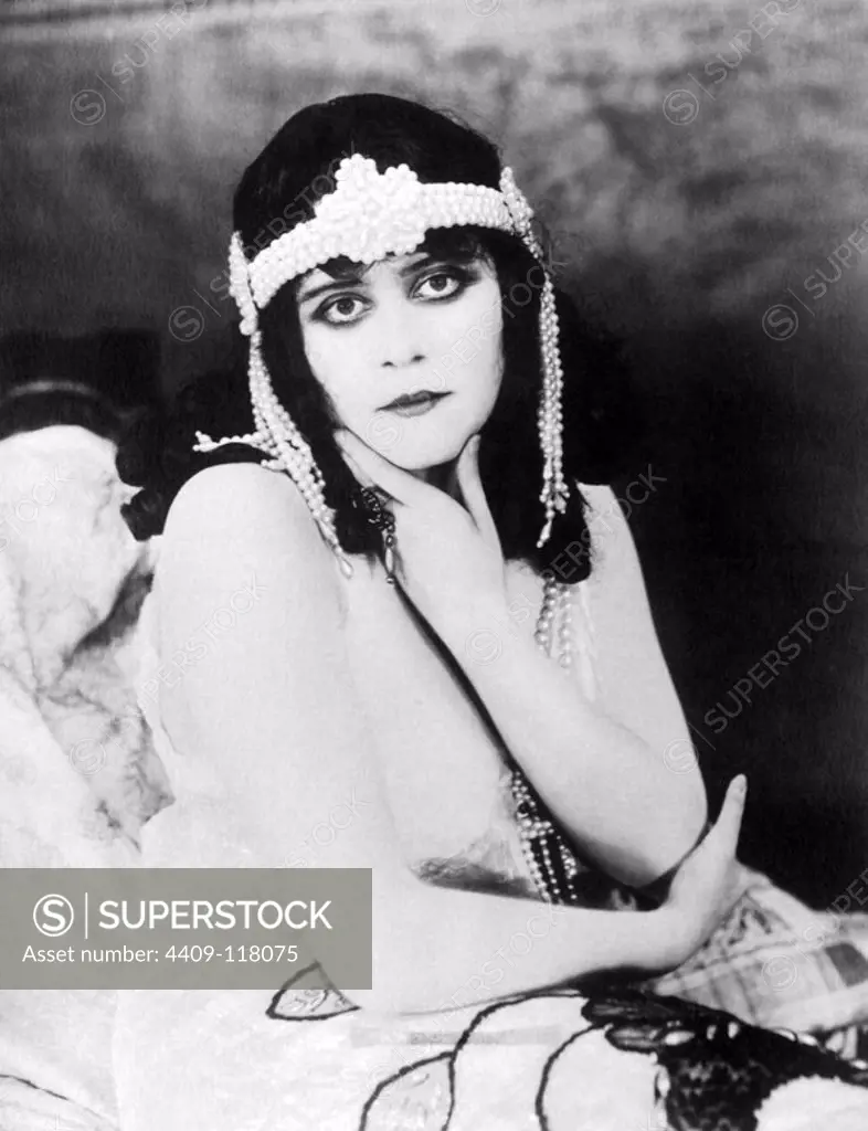 THEDA BARA in SALOME (1918), directed by J. GORDON EDWARDS.