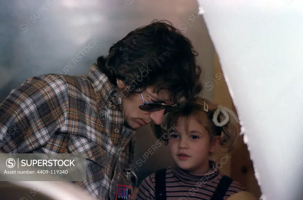 STEVEN SPIELBERG and DREW BARRYMORE in E. T. THE EXTRA-TERRESTRIAL (1982), directed by STEVEN SPIELBERG.