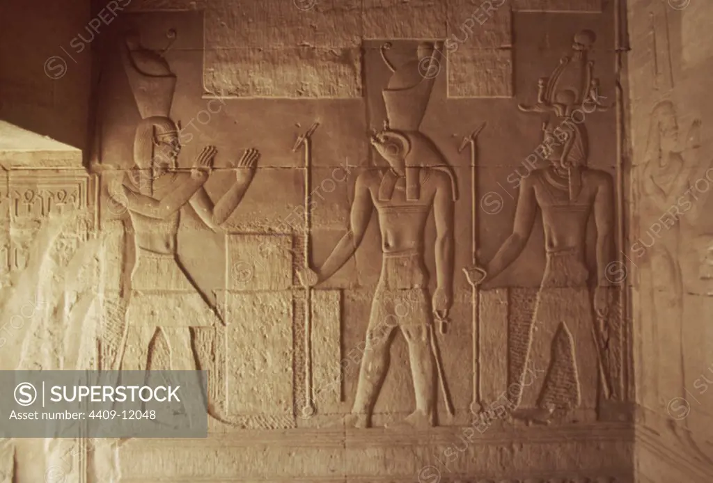 RELIEVES DE DIOSES Y FARAONES DEL TEMPLO DEDICADO A HORUS Y A SOBEK - REALIZADO ENTRE 1350 AC Y 180 AC - FOTO AÑOS 70. Location: TEMPLO. KOM OMBO. EGYPT. HORUS DIOS EGIPCIO.
