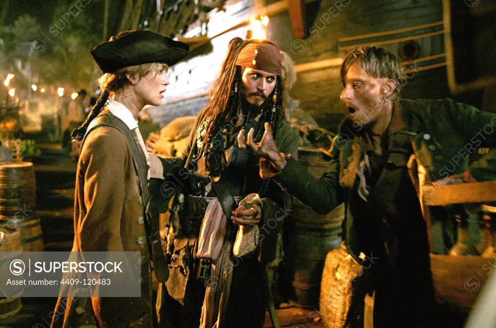 JOHNNY DEPP, KEIRA KNIGHTLEY and MACKENZIE CROOK in PIRATES OF THE CARIBBEAN: DEAD MAN'S CHEST (2006), directed by GORE VERBINSKI.