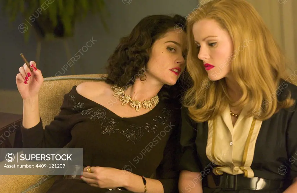 ROBIN TUNNEY and KATHLEEN ROBERTSON in HOLLYWOODLAND (2006), directed by ALLEN COULTER.