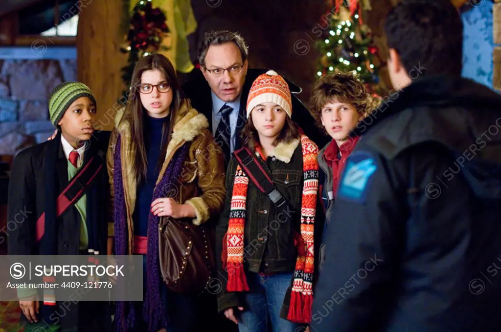 WILMER VALDERRAMA, LEWIS BLACK, TYLER JAMES WILLIAMS, GINA MANTEGNA, QUINN SHEPARD and DYLLAN CHRISTOPHER in UNACCOMPANIED MINORS (2006), directed by PAUL FEIG.