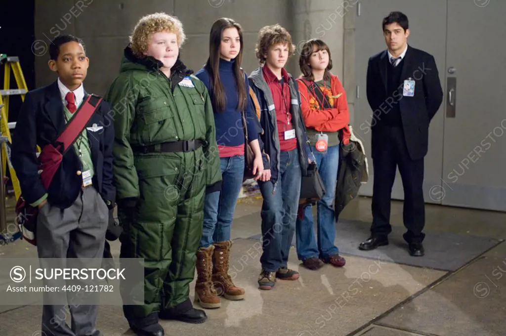 TYLER JAMES WILLIAMS, BRETT KELLY, GINA MANTEGNA, QUINN SHEPARD and DYLLAN CHRISTOPHER in UNACCOMPANIED MINORS (2006), directed by PAUL FEIG.