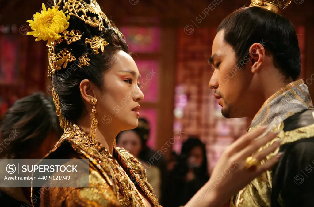 LI GONG and JAY CHOU in CURSE OF THE GOLDEN FLOWER (2006) -Original title: MAN CHENG JIN DAI HUANG JIN JIA-, directed by YIMOU ZHANG.