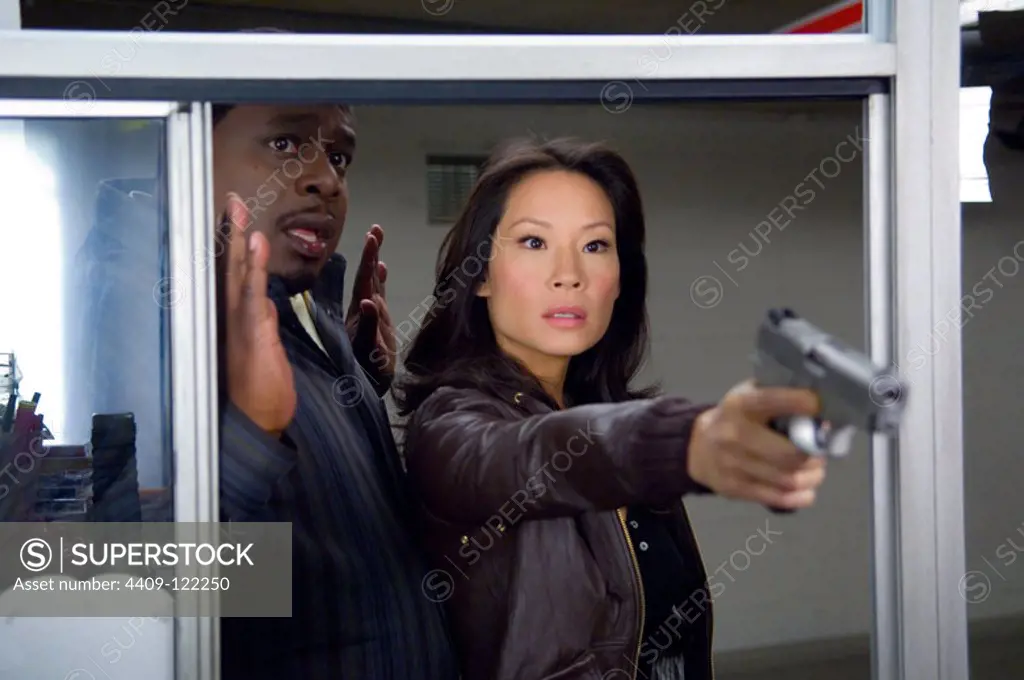 LUCY LIU and CEDRIC THE ENTERTAINER in CODE NAME: THE CLEANER (2007), directed by LES MAYFIELD.