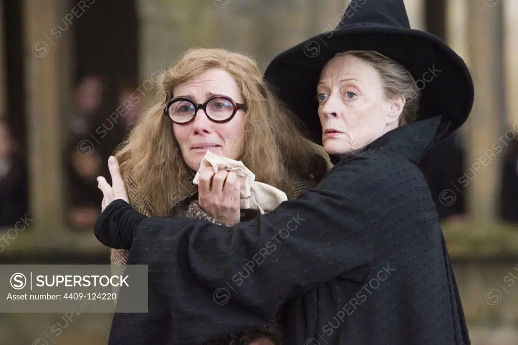EMMA THOMPSON and MAGGIE SMITH in HARRY POTTER AND THE ORDER OF THE PHOENIX (2007), directed by DAVID YATES.