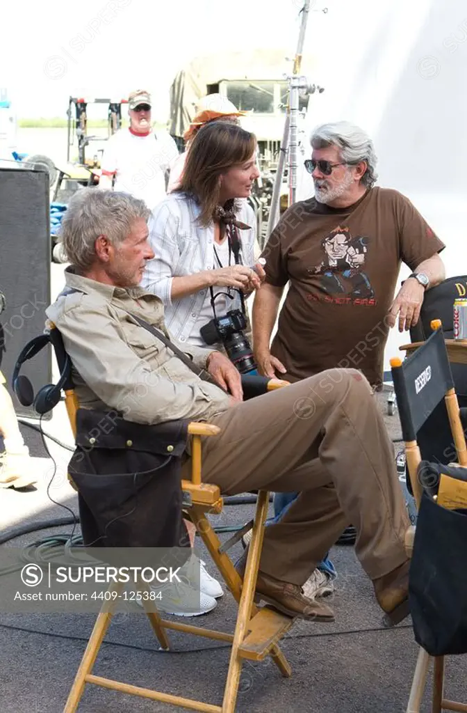 HARRISON FORD, GEORGE LUCAS and KATHLEEN KENNEDY in INDIANA JONES AND THE KINGDOM OF THE CRYSTAL SKULL (2008), directed by STEVEN SPIELBERG.