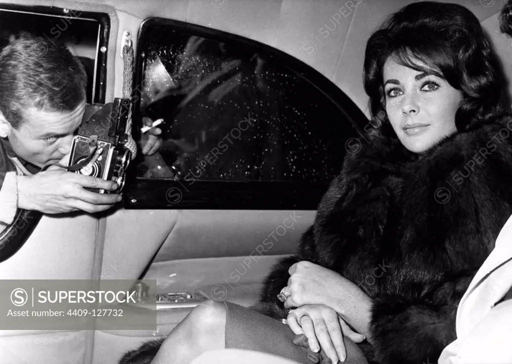Nov 26, 1960; Paris, FRANCE; Actress ELIZABETH TAYLOR leaving the Paris airport after flying in earlier that day.