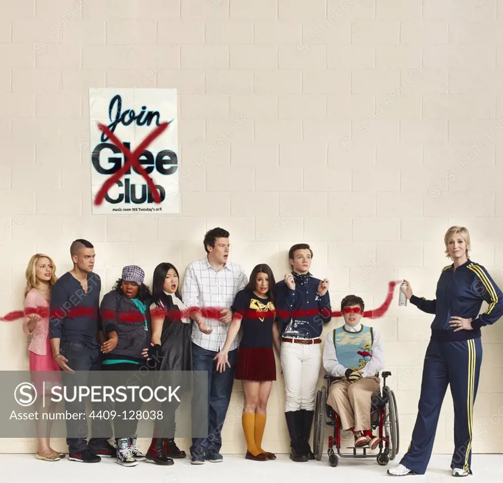 JANE LYNCH, LEA MICHELE, CORY MONTEITH, DIANNA AGRON, CHRIS COLFER, KEVIN MCHALE, JENNA USHKOWITZ, AMBER RILEY and MARK SALLING in GLEE (2009), directed by RYAN MURPHY.