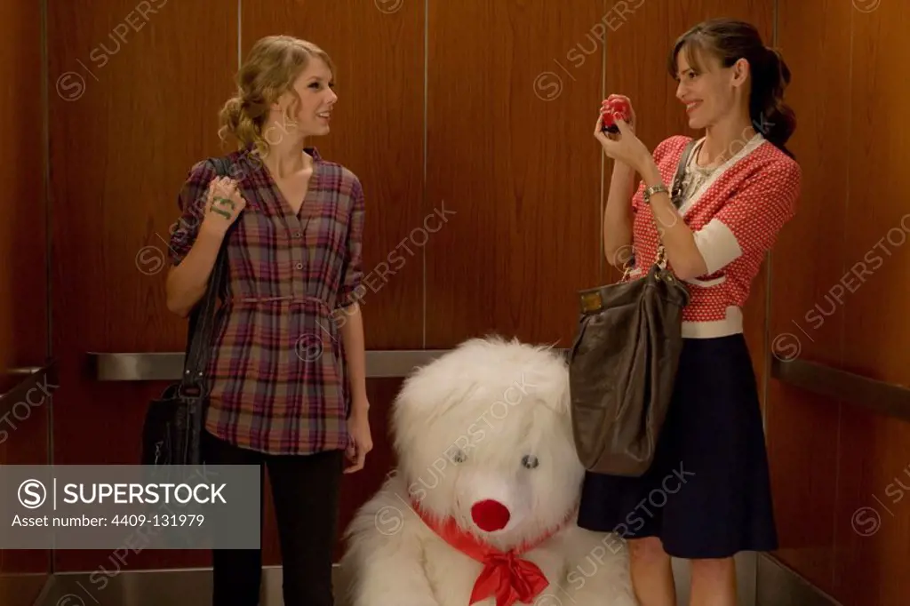 JENNIFER GARNER and TAYLOR SWIFT in VALENTINE'S DAY (2010), directed by GARRY MARSHALL.