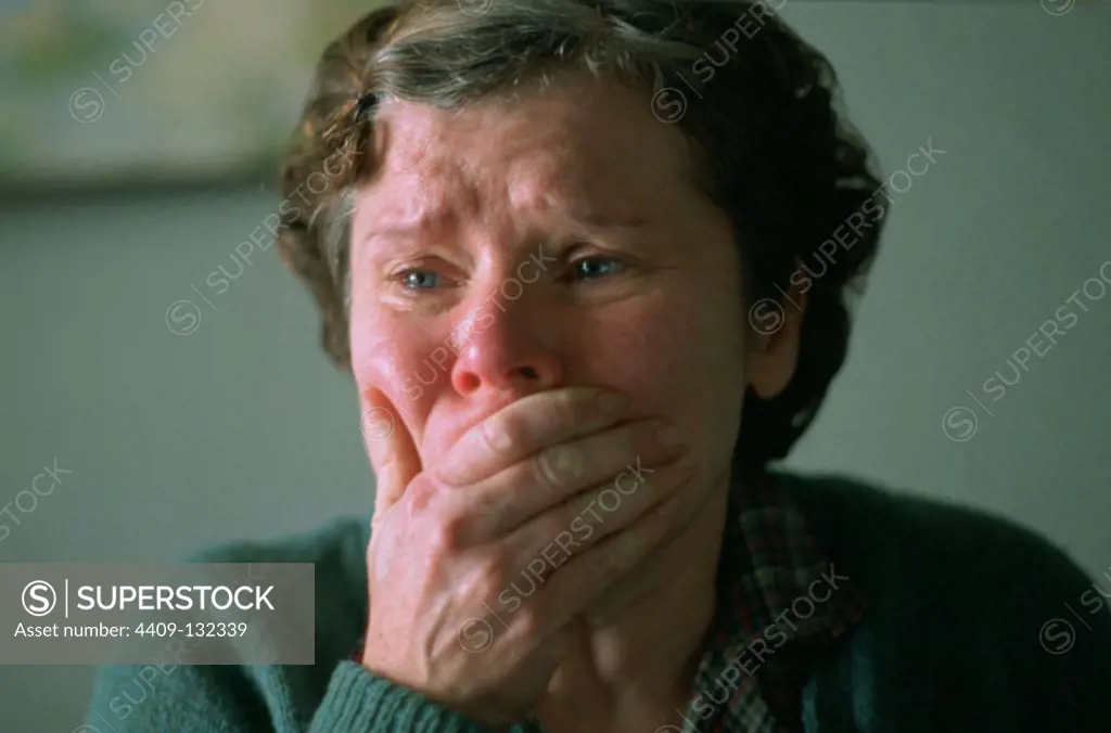 IMELDA STAUNTON in VERA DRAKE (2004), directed by MIKE LEIGH.