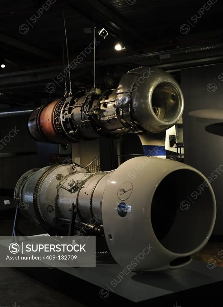 HISTORIA AVIACION. Motor turborreactor norteamericano Pratt & Whitney JT 3 (Década años 50's). Motor turborreactor alemán BMW003 (Década años 40's). Deutsches Technikmuseum. Berlin. Alemania.