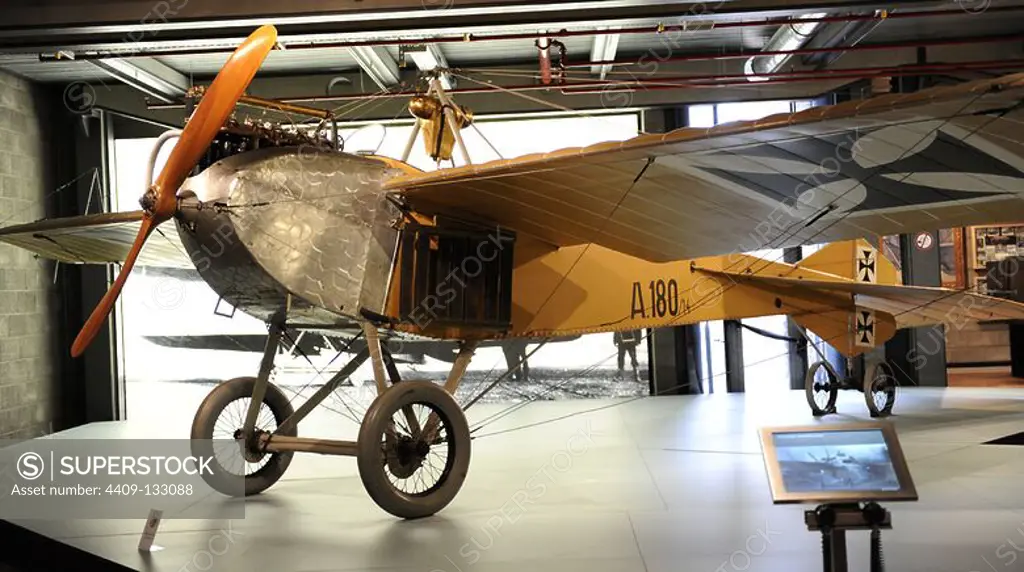 HISTORIA DE LA AVIACION. Avión Rumpler Taube, construido en antes de la Primera Guerra Mundial. Cumplía varias misiones militares como caza y bombardero. Ejemplar de la versión Jeannin Taube (Jeannin Stahtaube), con fuselaje de tubo de acero. Deutsches Technikmuseum. Berlin. Alemania.
