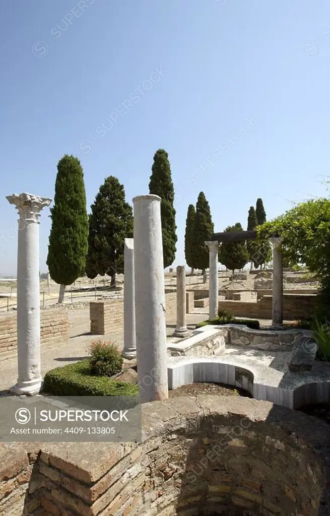 Spain, Andalusia, Seville province, Santiponce. Italica. Roman city founded in 206 BC by the Roman general Publis Cornelius Scipio. House of the Birds. Roman domus. Fountain in the main garden patio, surrounded by a columned gallery, known as peristyle.