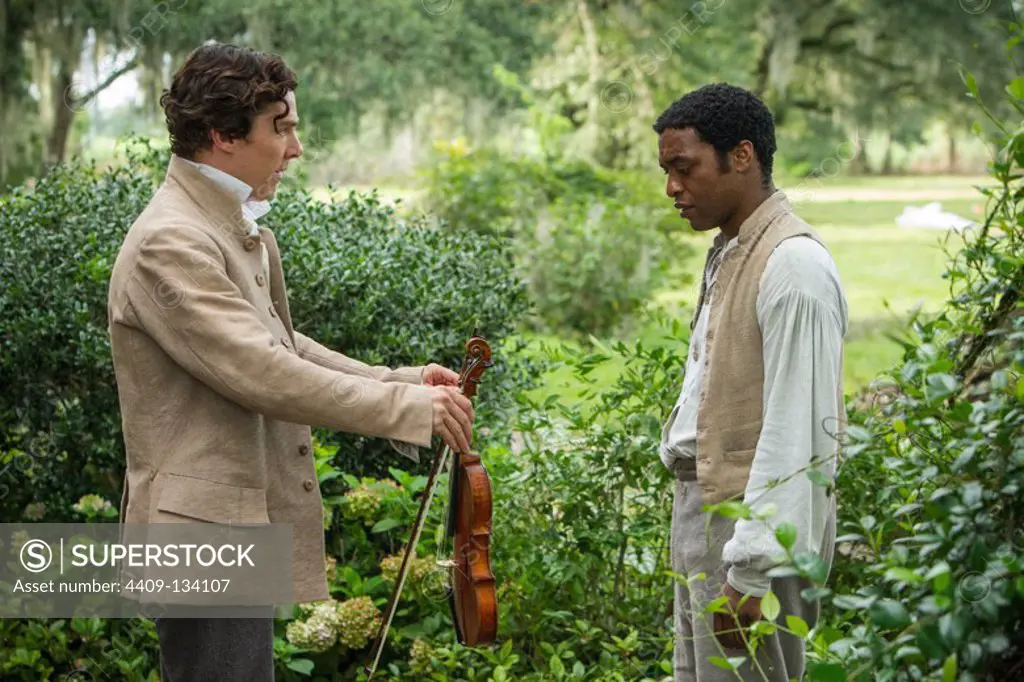 CHIWETEL EJIOFOR and BENEDICT CUMBERBATCH in 12 YEARS A SLAVE (2013), directed by STEVEN R. MCQUEEN.