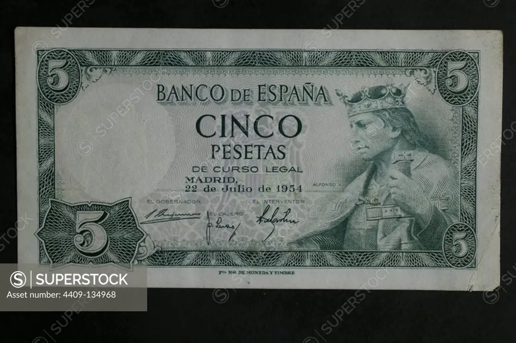 DINERO: BILLETE DE CINCO PESETAS DE 1954. ANVERSO: IMAGEN DE ALFONSO X. REVERSO: BIBLIOTECA NACIONAL. TAMAÑO: 100 x 50 MM.