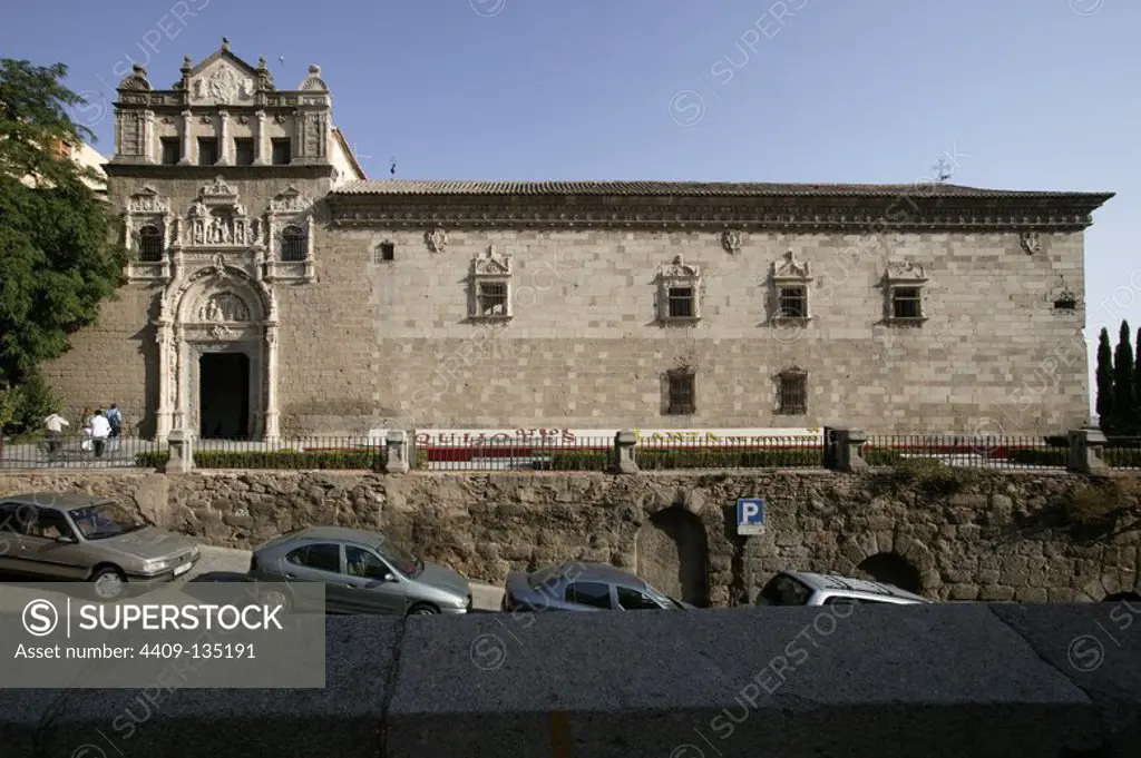 MUSEO DE SANTA CRUZ (S. XVI). FACHADA PRINCIPAL CON PORTADA PLATERESCA DE ALONSO DE COVARRUBIAS.