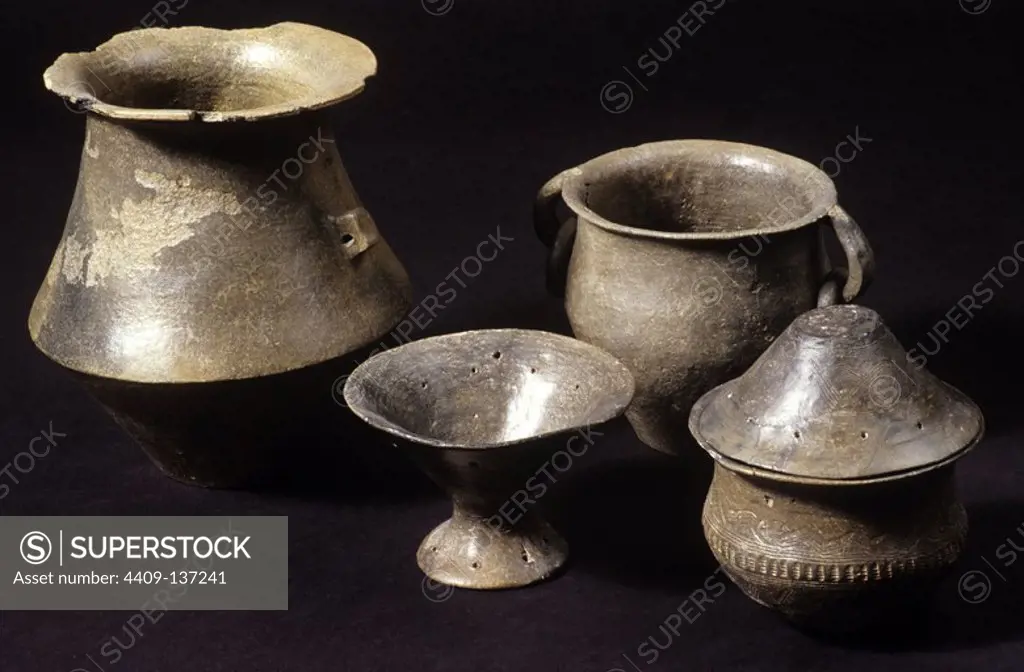 CONJUNTO DE RECIPIENTES DE CERAMICA DE CUERDA SECA, PRECEDENTES DE LA ALCAZABA DE VASCOS (NAVALMORALEJO, TOLEDO). ARTE MUDEJAR, ANDALUSI. EN EL MUSEO DE SANTA CRUZ.