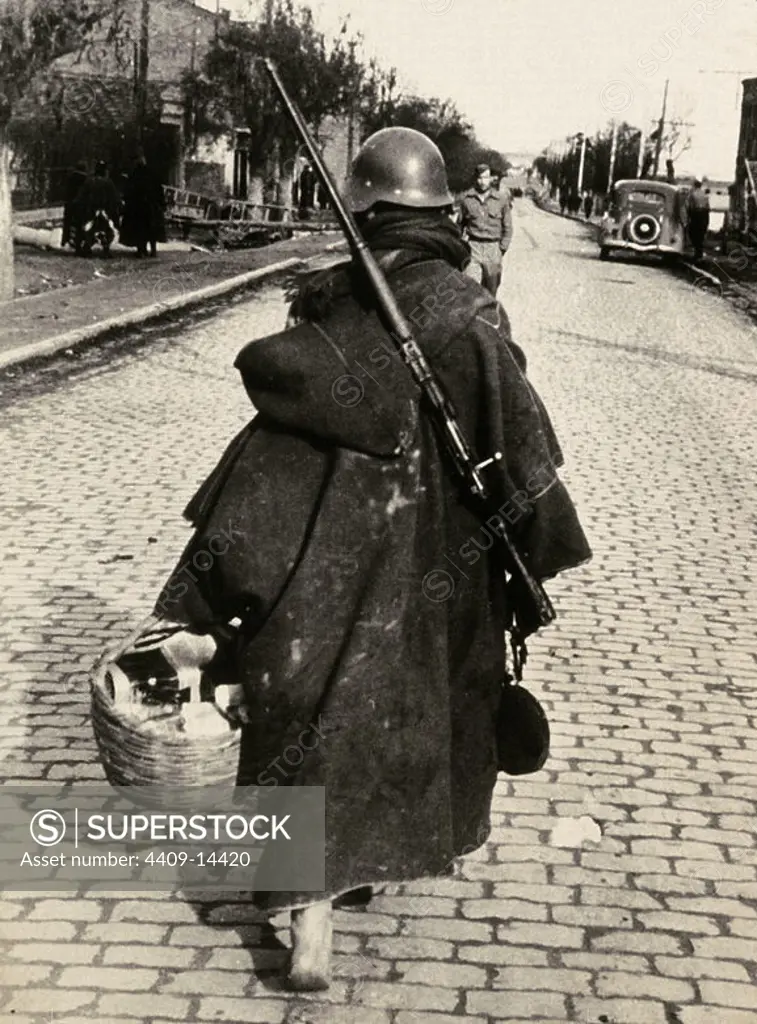 Spanish Civil War (1936-1939). Soldier going to the Front. Soldado marchando hacia el Frente. Madrid, Civil War Exhibition. Location: EXPOSICION DE LA GUERRA CIVIL ESPAÑOLA.